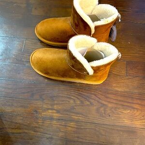 Nice warm light brown Floopi boots.
Never been worn with tag attached.
Size 8